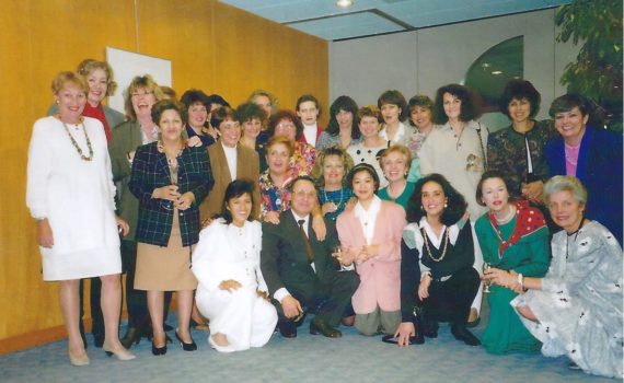Les dames de ce groupe -pour la fête de retraite de M. Erbüke - représentaient au moins 16 nationalités qui, comme vous pouvez le constater, ont vraiment apprécié la compagnie de l'entourage autour d'eux. Pouvez-vous les no1nmer tous- indice: photo datée de mars 1993.
